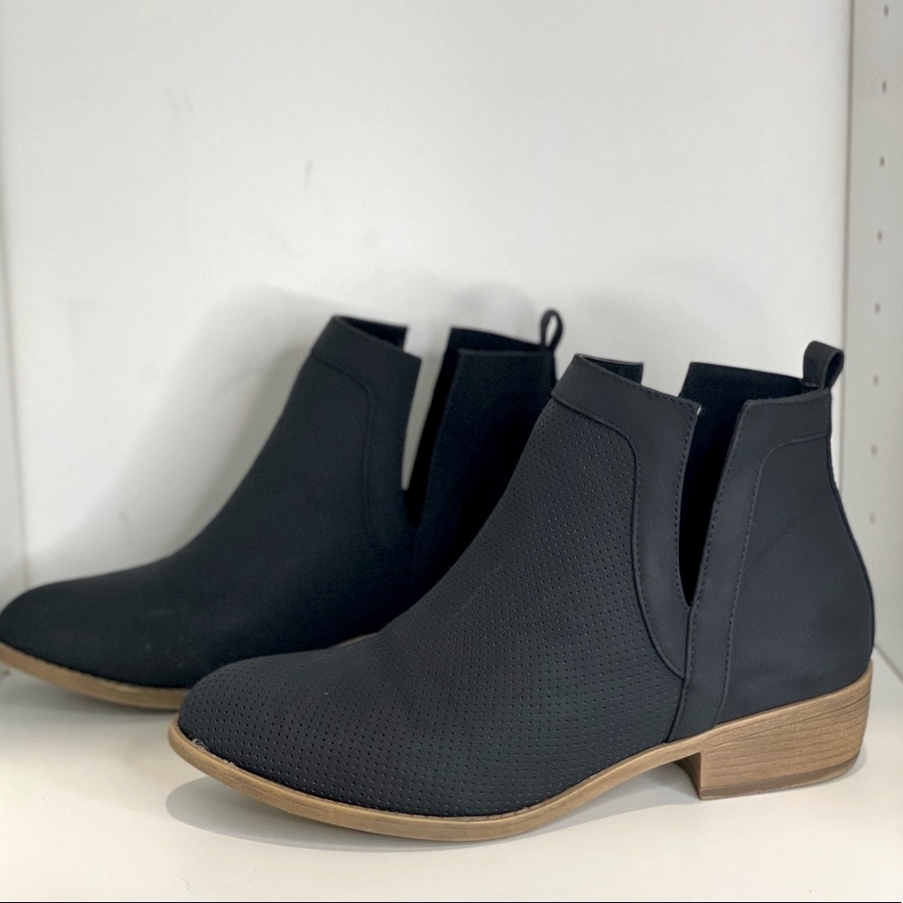 JG Booties • Women’s Size 9 • Lightly USED • Black Boots • Casual Boots